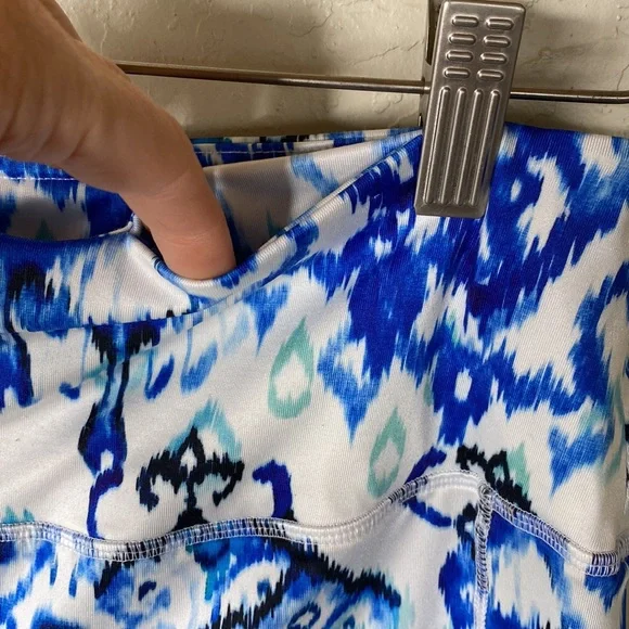 Cali Active Leggings w meadow pockets and inside hidden pocket - Picture 3 of 6